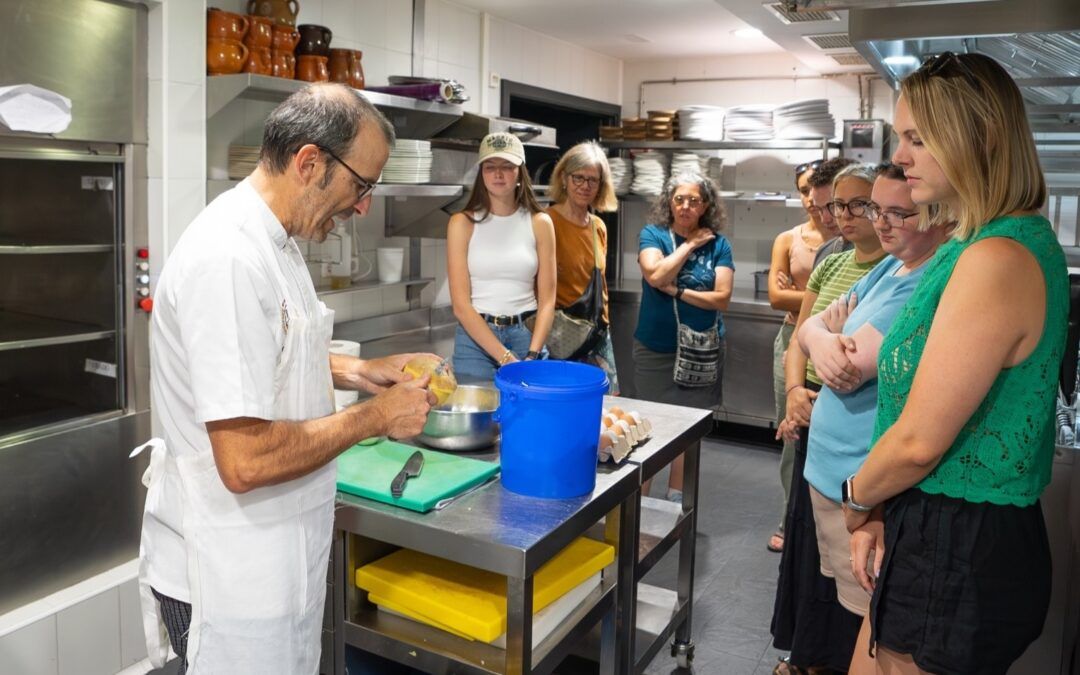 Estudiantes norteamericanos aprenden a hacer tortilla de patata en José María